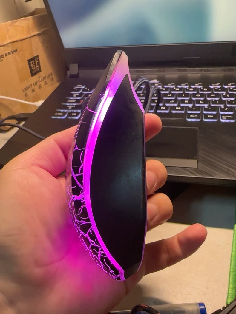 达尔优CM635游戏鼠标，牧马人三代黑色裂纹版，6000dpi，功能完好。7键可编程，支持宏设置，带RGB灯效。1.8米编织线，USB接口，侧翼防滑设计。成色如